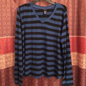 Rue 21 women’s V neck long sleeve shirt black blue